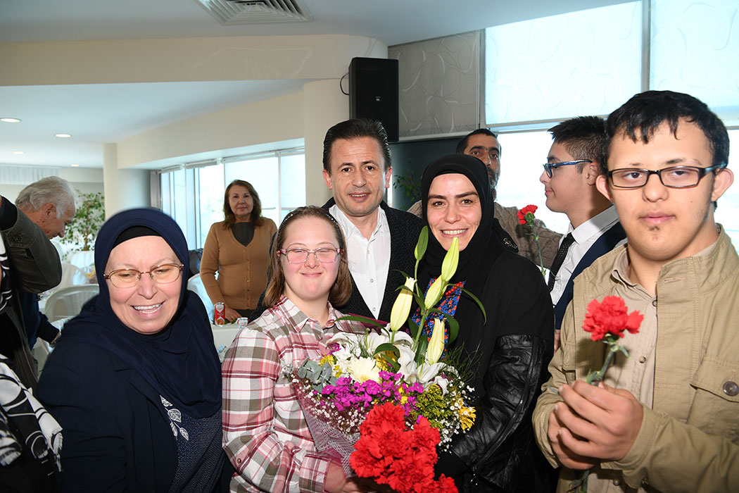 Tuzla Belediye Başkanı Dr. Şadi Yazıcı ve eşi Dr. Fatma Yazıcı ile gönüllüler, Özel Çocuklarımız ve ailelerine karanfil hediye etti. Yemek, birlikte pasta kesimi ile sona erdi.