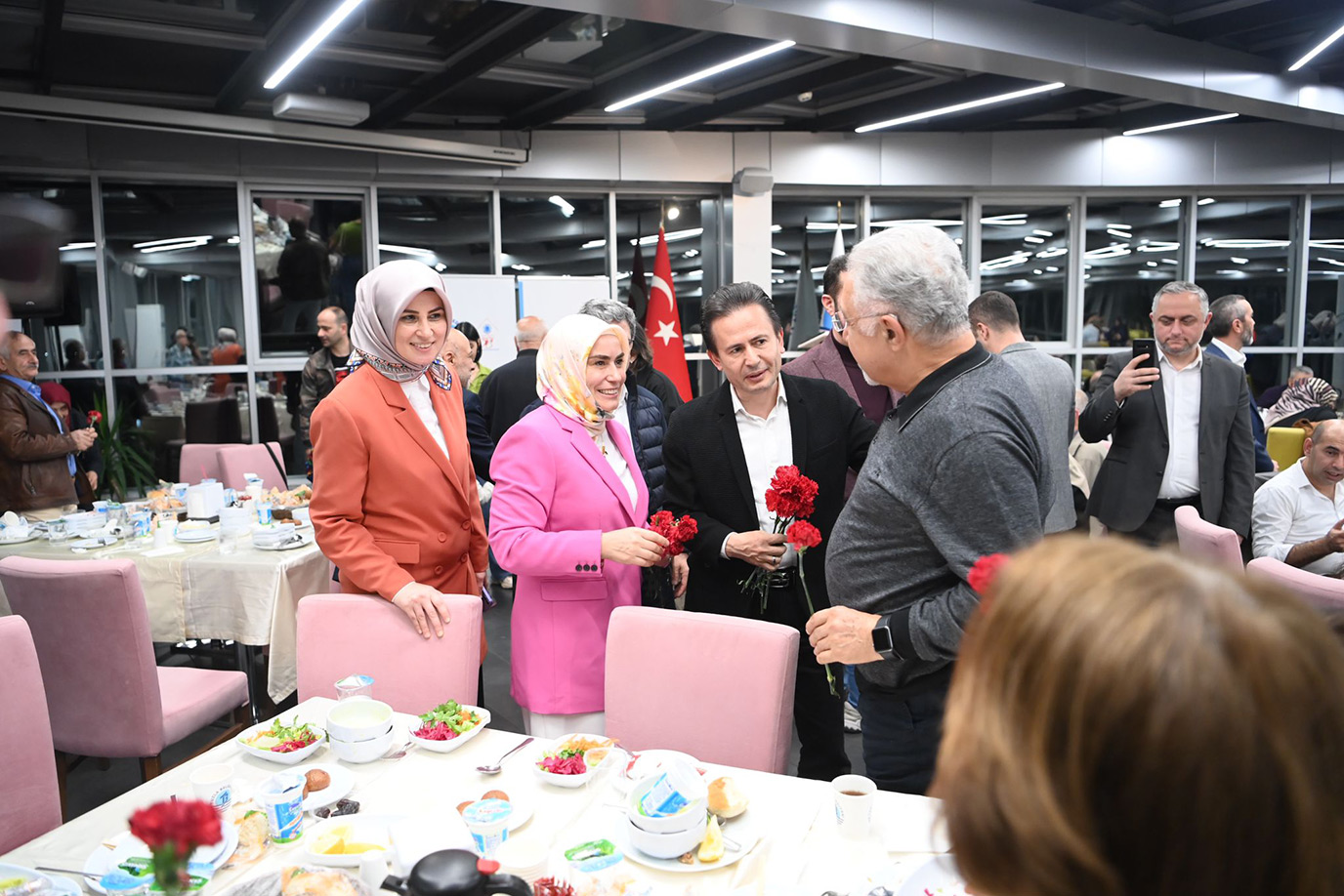 Tuzla Belediye Başkanı Dr. Şadi Yazıcı, takipleri yılın her günü Gönül Elleri Çarşısı tarafından yapılan şehit aileleri ve gaziler ile iftar programında bir araya geldi.