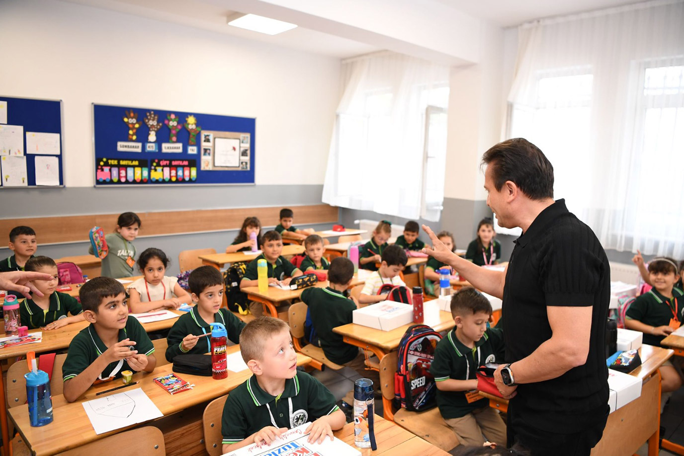 Tuzla Belediyesi 2023-2024 Eğitim Öğretim yılının başlamasıyla birlikte ilçe genelinde bulunan 62 okulda öğrenim gören 50 bin ilk, orta ve lise öğrencilerine kırtasiye seti hediye etti. 